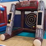 ⁦מתנפח גרזנים - קליעה למטרה של גרזני ספוג⁩ – תמונה ⁦2⁩