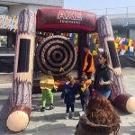 ⁦מתנפח גרזנים - קליעה למטרה של גרזני ספוג⁩ – תמונה ⁦4⁩