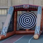 ⁦מתנפח גרזנים - קליעה למטרה של גרזני ספוג⁩ – תמונה ⁦3⁩